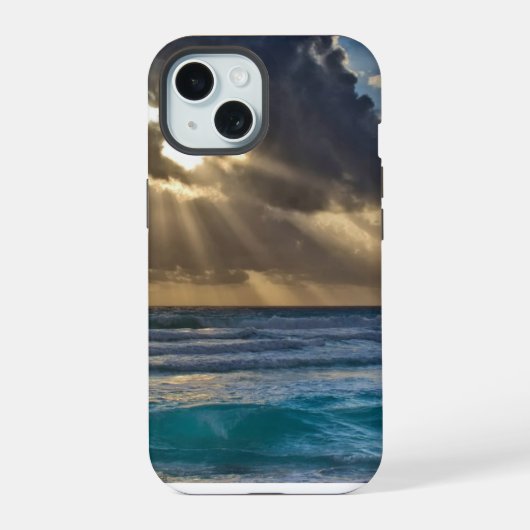 海の上で雲間から顔を出す太陽 iPhone 15ケース (裏面)