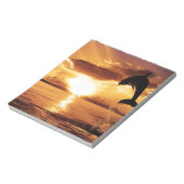 海の上に美しい夕日を持つジャンピングイルカ ノートパッド (回転)