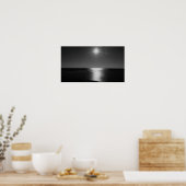 海の上の白と黒の太陽の光 ポスター (キッチン)