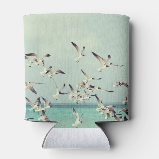 海の上の飛んでいるカモメの群れ 缶クーラー (裏面)