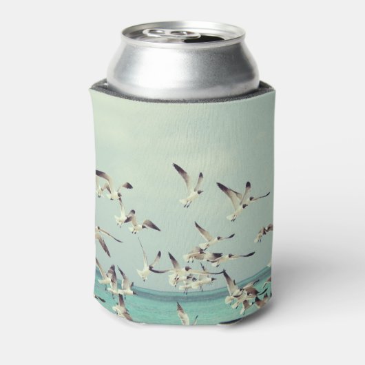 海の上の飛んでいるカモメの群れ 缶クーラー (缶裏面)
