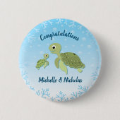 海の下でかわいいウミガメの赤ちゃんシャワー 缶バッジ (正面)