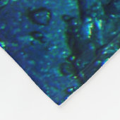 海の下でキラキラと水の泡を泳ぐ フリースブランケット (角)