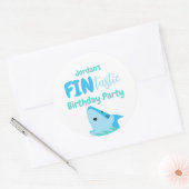 海の下でヒレ味のサメの誕生日パーティーの子供 ラウンドシール (封筒)