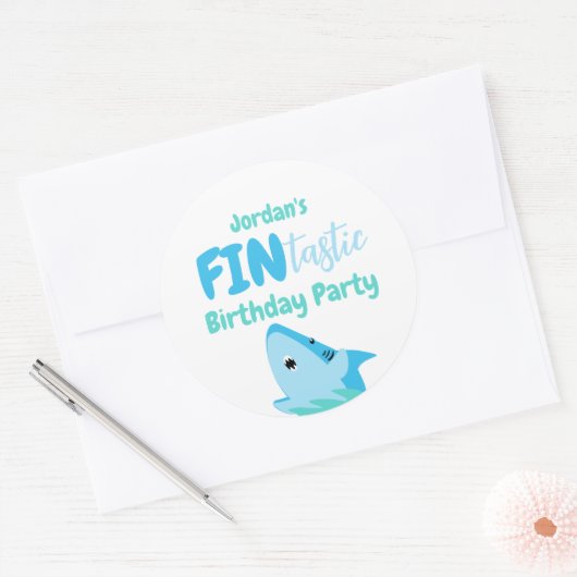 海の下でヒレ味のサメの誕生日パーティーの子供 ラウンドシール (封筒)