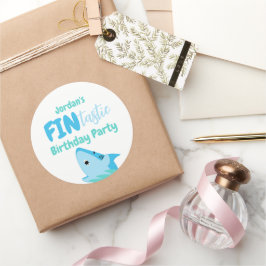 海の下でヒレ味のサメの誕生日パーティーの子供 ラウンドシール