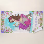 海の下でピンクと紫の人魚（ブルネット） B ビーチタオル (正面)