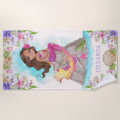 海の下でピンクと紫の人魚（暗い肌） ビーチタオル (正面)