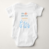 海の下でブルーの誕生日をお祝いしよう ベビーボディスーツ (裏面)