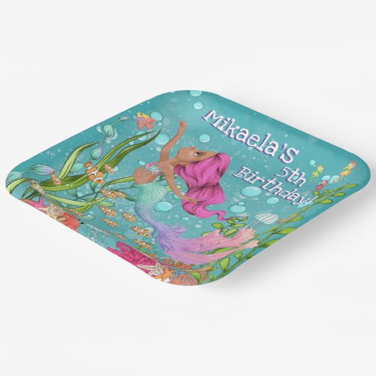 海の下で泳ぐピンクの髪の人魚誕生日 ペーパープレート (傾斜あり)