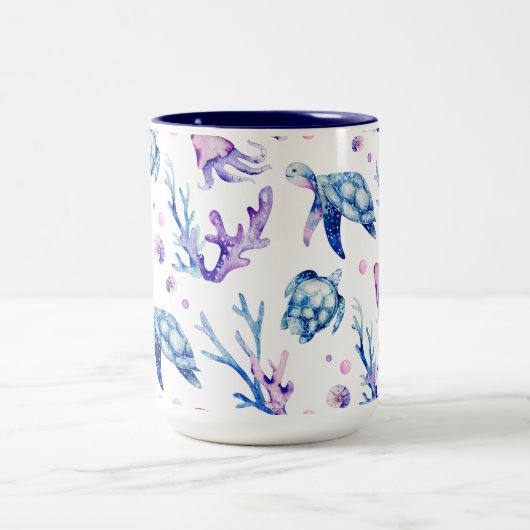 海の下で生き物のシームレスなパターン ツートーンマグカップ (中央)