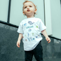 海の下で男の子がシャワーを浴びる