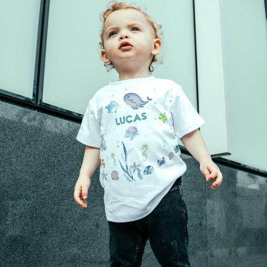 海の下で男の子がシャワーを浴びる ベビーTシャツ