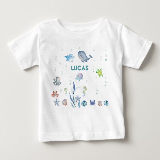 海の下で男の子がシャワーを浴びる ベビーTシャツ