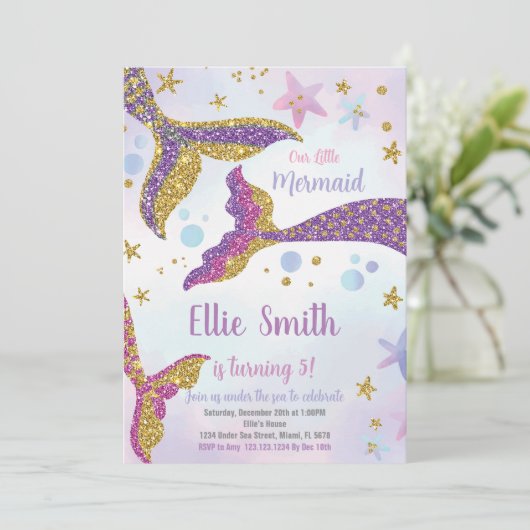 海の下で編集可能パーティーカードと虹 招待状 (スタンド正面)