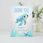 海の下にかわいいウミガメの青い赤ちゃんシャワー サンキューカード (スタンド正面)