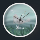 海の下にかわいいブルーの女の子海シールキッズ 壁時計<br><div class="desc">この可愛い子供の時計デザインは、魚、海藻、青い海の波の背景と海シールイラストレーションを備えている。時計の宇宙も自分のカスタマイズを追加する：タイポグラフィの名前お洒落。お子様や海愛好家のための海の贈り物の下の完璧なティール（緑がかった色）ブルー素晴らし、お子様の部屋やベビー子供部屋!</div>