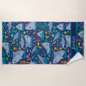 海の下のサメかわいいパタパーソナライズされたーン ビーチタオル (正面)