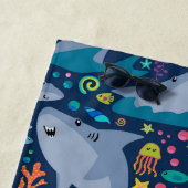 海の下のサメかわいいパタパーソナライズされたーン ビーチタオル (インサイチュ)