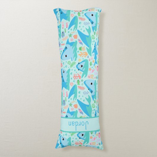 海の下のサメかわいいパタパーソナライズされたーン ボディピロー (正面縦)