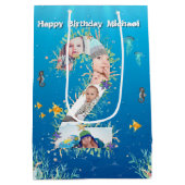 海の下の大きな第2の誕生日フォトコラージュ ミディアムペーパーバッグ (裏面)