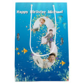 海の下の大きな3歳の誕生日フォトコラージュ ミディアムペーパーバッグ (裏面)