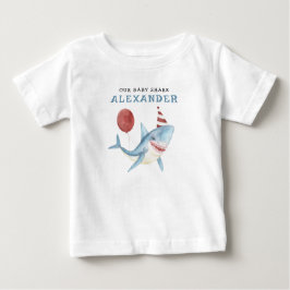 海の下の私たちのベイビーシャークの1歳の誕生日 ベビーTシャツ