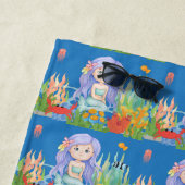 海の中の美し遊い紫の髪の人魚 ビーチタオル (インサイチュ)