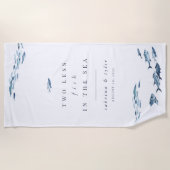海の中の魚の二匹の結婚式の引き出物 ビーチタオル (正面)