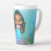 海の中遊の美しい黒の人魚 カフェラテマグ (右アングル)