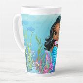 海の中遊の美しい黒の人魚 カフェラテマグ (左アングル)