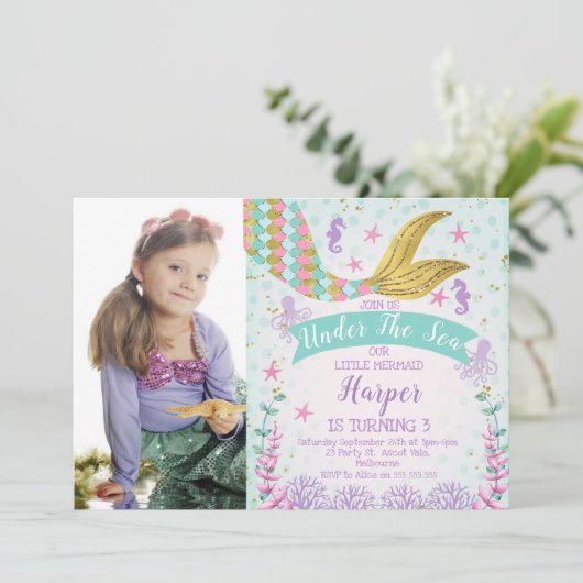 海の写真の誕生日の招待の下の人魚または 招待状 (スタンド正面)