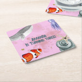 海の動物の下でクジラの子供のパーティーピンク スクエアペーパーコースター (アングル)