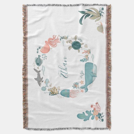 海の名前の下のパーソナライズされた子供の水色 スローブランケット (正面縦)