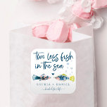 海の四角いステッカーの中結婚で2匹の魚 スクエアシール<br><div class="desc">このデザインは航海の水色の魚のペアとスクリプトモダンフォント。クリックレイアウトを開始するにカスタマイズは「もっと進む」ボタン – さらに言葉の色を変更!一致するアイテムの詳細については、コレクション全体を参照する</div>