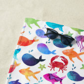 海の子供の下の虹の水彩画の魚 ビーチタオル (インサイチュ)