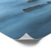 海の岩の霧がかった青の長い露出 ポスター (角)