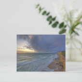 海の崖はポンポニで日の最後の光をキャッチ ポストカード (スタンド正面)