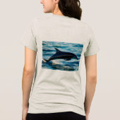 海の影: 黒いイルカ トライブレンドTシャツ (裏面)