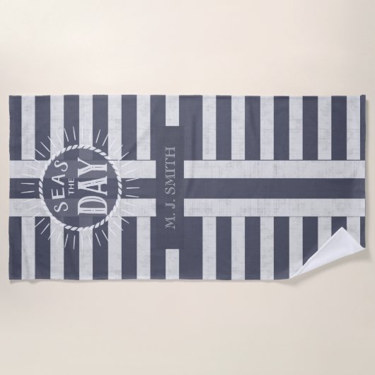 海の日のはっきりした航海のストライプと名前 ビーチタオル (正面)