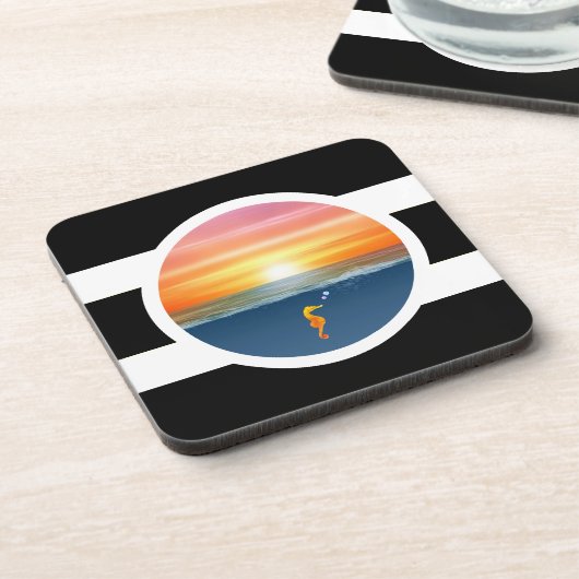 海の日の出の白黒ストライプの コースター (左側)