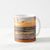 海の日の出、深いの青い地平線。 コーヒーマグカップ (正面右)