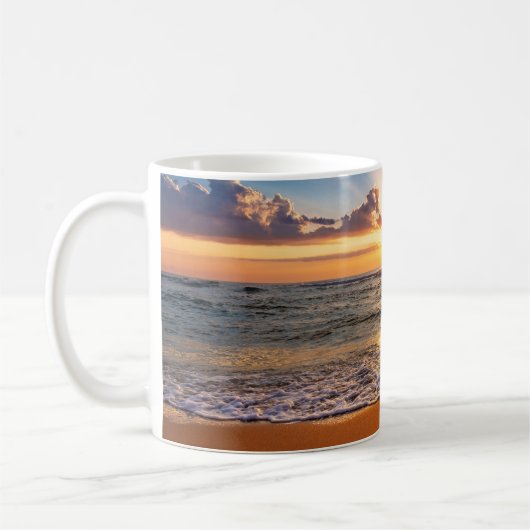海の日の出、深いの青い地平線。 コーヒーマグカップ (左)
