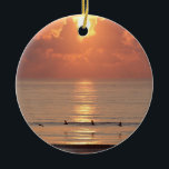 海の日の出Daytona Beachのフロリダのオーナメント セラミックオーナメント<br><div class="desc">ペリカンの海そして列の柔らかい雲を突破する朝の太陽を持つオーナメント; ©2014アーロンのパテ</div>