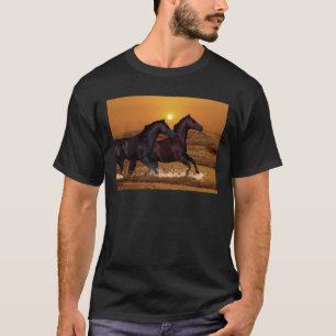 海の日没で走っている馬 Tシャツ