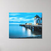 海の桟道の灯り - 穏やかな夕方のリフレクション キャンバスプリント (正面)