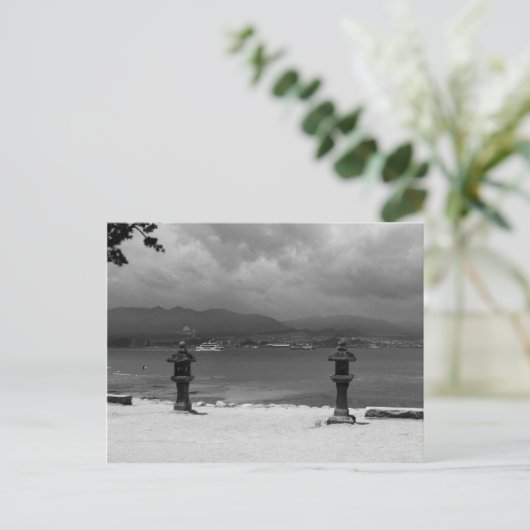 海の横の石灯篭 ポストカード (スタンド正面)