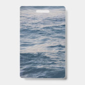 海の水のクローズアップ バッジ (裏面)