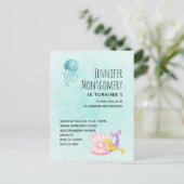 海の水の下にかわいい人魚のカラー誕生日 インビテーションポストカード (スタンド正面)