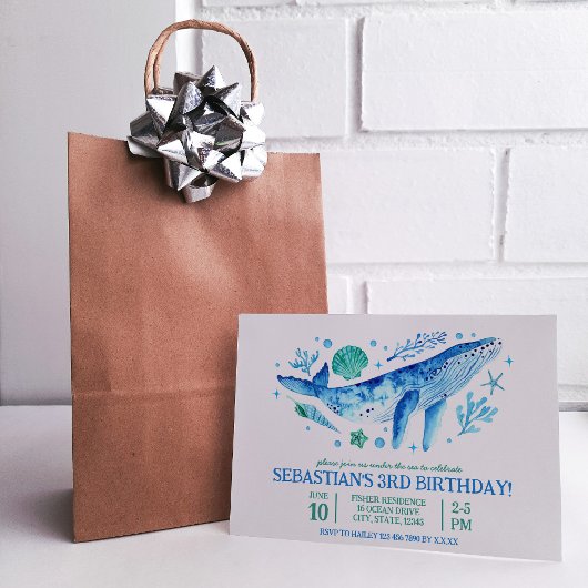 海の水の色の下でブルークジラの3番目の誕生日 招待状